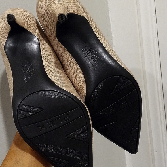 Life Stride Pretty Pump in Taupe, Lizard | 5.5M US - Picture 8 of 9